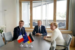 (Từ trái sang): Tổng thống Pháp Emmanuel Macron, Chủ tịch Hội đồng châu Âu Donald Tusk và Thủ tướng Đức Angela Merkel trước Hội nghị thượng đỉnh EU ở Brussels, Bỉ ngày 20/6. (Ảnh: AFP/TTXVN)