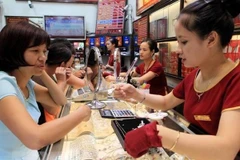 Giao dịch vàng tại các doanh nghiệp. (Nguồn: TTXVN)