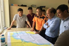 Thứ trưởng Bộ Giao thông vận tải Nguyễn Văn Công chỉ đạo tại Sở chỉ huy tiền phương - Trung tâm Phối hợp tìm kiếm cứu nạn hàng hải khu vực I (Hải Phòng). (Ảnh: Hoàng Ngọc/TTXVN)