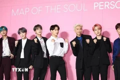 Các thành viên nhóm nhạc nam Hàn Quốc BTS giới thiệu album Map of the Soul: Persona tại Seoul. (Nguồn: YONHAP/TTXVN)