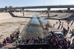 Người di cư Trung Mỹ qua sông Tijuana để tới cửa khẩu El Chaparral ở Tijuana, bang Baja California, Mexico, gần biên giới Mỹ-Mexico. (Nguồn: AFP/TTXVN)