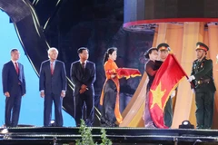 Chủ tịch Quốc hội Nguyễn Thị Kim Ngân trao Huân chương Độc lập hạng Nhất cho chính quyền và nhân dân tỉnh Phú Yên. (Ảnh: Phạm CườngTTXVN)