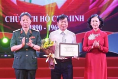 Bà Trương Thị Mai, Ủy viên Bộ Chính trị, Bí thư Trung ương Đảng, Trưởng Ban Dân vận Trung ương cùng Thiếu tướng Phạm Văn Huấn, Bí thư Đảng ủy, Tổng biên tập Báo Quân đội Nhân dân trao giải Nhất cho tác giả Dương Út báo Đồng tháp với tác phẩm Ông vua lúa g