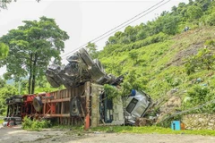 Xe lao xuống vách taluy âm hơn 60m. (Ảnh: Xuân Tư/TTXVN)