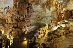 Động Thiên Đường cao hơn 100m, bề rộng hơn 200m, chiều dài ước tính 31km, nhưng hiện nay mới chỉ khai thác được hơn 1km phục vụ du khách. Ảnh: Minh Đức - TTXVN 