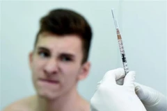 Tiêm vắcxin phòng sởi tại một trường học ở thành phố Lviv, Ukraine. (Nguồn: AFP/TTXVN)