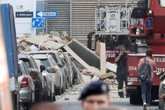 Lực lượng cứu hộ làm nhiệm vụ tại hiện trường vụ sập một phần tòa nhà ở thủ đô Vienna. (Ảnh: AFP/TTXVN)