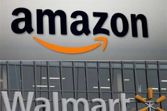 Biểu tượng Amazon và Walmart. (Nguồn: AFP/TTXVN)