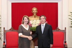 Trưởng Ban Kinh tế Trung ương Nguyễn Văn Bình và bà Virginia B. Foote, Đồng Chủ tịch Liên minh Diễn đàn Doanh nghiệp Việt Nam. (Ảnh: Văn Điệp/TTXVN)