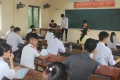 Thí sinh làm thủ tục thi THPT. (Ảnh: Mạnh Minh/TTXVN)