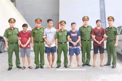 Các đối tượng bị truy nã người Trung Quốc được trao trả cho Công an Trung Quốc. (Ảnh: Ngọc Tùng/TTXVN)
