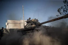 Các lực lượng GNA trong cuộc giao tranh với LNA ở thủ đô Tripoli, Libya. (Nguồn: THX/TTXVN)