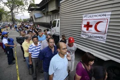 Người dân chờ đợi nhận hàng viện trợ tại Caracas, Venezuela. (Nguồn: AFP/TTXVN)