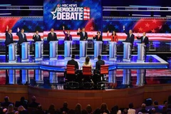 Các ứng cử viên Tổng thống Mỹ của đảng Dân chủ trong cuộc tranh luận đầu tiên tại Miami, Florida, ngày 26/6. (Nguồn: AFP/TTXVN)