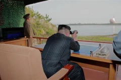 Nhà lãnh đạo Triều Tiên Kim Jong-un giám sát vụ thử tên lửa tại khu vực phía đông Triều Tiên ngày 4/5. (Nguồn: YONHAP/TTXVN)