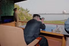 Nhà lãnh đạo Triều Tiên Kim Jong-un giám sát vụ thử tên lửa tại khu vực phía đông Triều Tiên ngày 4/5. (Nguồn: YONHAP/TTXVN)