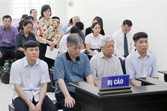 Bị cáo Nguyễn Ngọc Sự, sinh năm 1957, nguyên Chủ tịch Hội đồng thành viên Vinashin (thứ hai bên trái sang) và các bị cáo tại phiên tòa. (Ảnh: Văn Điệp/TTXVN)