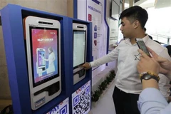 Máy bán hàng tự động không dùng tiền mặt. (Ảnh: Trần Việt/TTXVN)