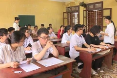 Cán bộ coi thi phổ biến quy chế thi. (Ảnh: Khiếu Tư/TTXVN)