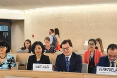 Đại sứ Dương Chí Dũng (người thứ 3 từ trái sang) và đoàn đại biểu Việt Nam tham dự phiên thảo luận về Quyền phụ nữ và biến đổi khí hậu: hành động về khí hậu, thực tiễn và bài học tốt. (Ảnh: TTXVN phát)