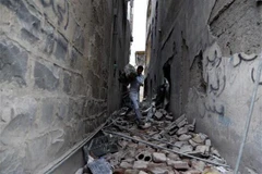 Cảnh đổ nát sau các cuộc không kích tại thủ đô Sanaa, Yemen. (Nguồn: THX/TTXVN)