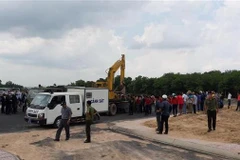 Lực lượng chức năng ổn định an ninh trật tự khu vực. (Ảnh: Ngọc Sơn/TTXVN)