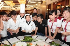 Hilton Hà Nội chia sẻ kỹ năng nghề với thanh niên Thủ đô