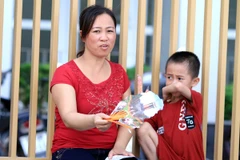 [Photo] Phụ huynh các tỉnh đội nắng đợi con trước cổng trường 