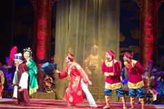 Tuồng cổ cho du khách nước ngoài: Sáng tạo hay mạo hiểm?