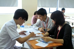 [Photo] Thí sinh đến trường làm thủ tục dự thi đợt đầu tiên 
