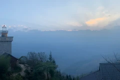 Ngắm hoàng hôn ở Hầu Chư Ngài.