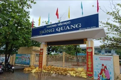 Trường học chuẩn bị sẵn phương án ứng phó với ngập lụt. (Ảnh: Quốc Dũng/TTXVN)