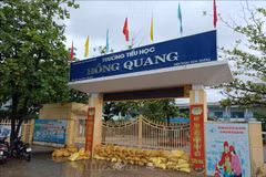 Trường học chuẩn bị sẵn phương án ứng phó với ngập lụt. (Ảnh: Quốc Dũng/TTXVN)