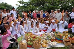 Nghi lễ cúng cầu an trong Lễ hội Katê thường niên của đồng bào Chăm Bình Thuận tại di tích Tháp Chăm Pô Sah Inư, thành phố Phan Thiết, tỉnh Bình Thuận. (Ảnh: Mạnh Linh/TTXVN)
