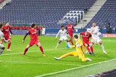 Pha đốt lưới nhà của cầu thủ FC Salzburg sau cú sút của Thomas Müller (Nguồn: Fcb.com)