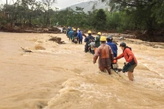 Hình ảnh Điện lực Khe Sanh phục hồi lại đường điện cho bà con thôn Cát và thôn Trĩa của xã Hướng Sơn. (Ảnh: Thủy Trần/Vietnam+)