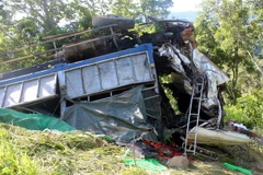 Cao Bằng: Xe tải húc đổ hàng rào, lao xuống vực sâu hơn 30m