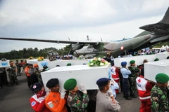 Tìm thấy “hai mảnh lớn” của máy bay QZ8501 bị rơi xuống biển