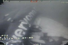 Đội cứu hộ chưa nâng được thân máy bay QZ8501 lên mặt biển