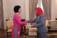 Đại sứ Đặc mệnh toàn quyền Việt Nam tại Cộng hòa Singapore Tào Thị Thanh Hương đã trình Quốc thư lên Tổng thống Singapore Halimah Yacob. (Ảnh: TTXVN phát)