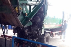 Vận hành thiết bị xử lý rác. (Ảnh: Sỹ Thắng/TTXVN)