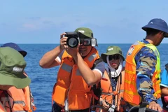 Phóng viên tác nghiệp tại quần đảo Trường Sa. (Ảnh: TTXVN)