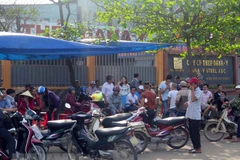 Người dân căng bạt trước cổng nha máy thép để phản đối việc nhà máy gây ô nhiễm môi trường. (Ảnh: Nguyễn Sơn/TTXVN)