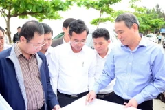 Bí thư Thành ủy Đà Nẵng Trương Quang Nghĩa (phải) kiểm tra dự án trên sơ đồ. (Ảnh: Nguyễn Văn Sơn/TTXVN)