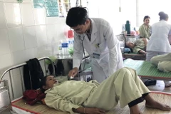 Bác sỹ đang kiểm tra sức khỏe cho bà Đinh Thị Nhiếk tại Khoa Nội tổng hợp, Bệnh viện Đa khoa Bình Định. (Ảnh: Nguyên Linh/TTXVN)