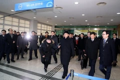 Nhóm tiền trạm Triều Tiên và đoàn vận động viên khúc côn cầu trên băng tại văn phòng hải quan, nhập cư và kiểm dịch Paju ngày 25/1. (Nguồn: Yonhap/TTXVN)