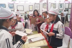 Học sinh huyện Lạc Thủy tham quan triển lãm. (Ảnh: Nhan Sinh/TTXVN)