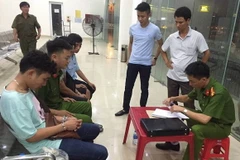 Hai đối tượng vận chuyển ma túy bị lực lượng chức năng bắt giữ. (Ảnh: Phan Quân/Vietnam+)