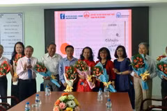 Đại diện Liên hiệp các Hội văn học nghệ thuật thành phố và Nhà xuất bản Văn hóa nghệ thuật tặng hoa cho các tác giả. (Ảnh: Gia Thuận/TTXVN)