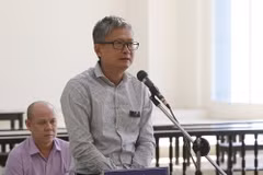 Bị cáo Đinh Mạnh Thắng nói lời cuối cùng trước khi tòa nghị án. (Ảnh: Dương Giang/TTXVN)